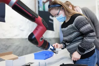 Mitarbeiterin mit Roboter der Iserlohner Werkstätten (Foto: Ludwig/Iserlohner Werkstätten)