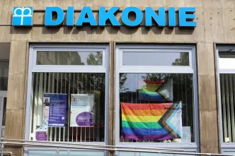 In der Beratungsstelle der Diakonie An Sieg und Rhein hängt eine Regenbogenfahne. 