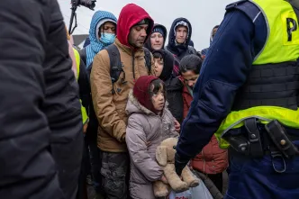 Stundenlanges Warten: An der polnisch-ukrainischen Grenze stauen sich kilometerlang Autos. Mittlerweile brauchen die Geflüchteten oft Tage, um nach Polen einreisen zu können. (Foto: Frank Schultze/Diakonie Katastrophenhilfe)