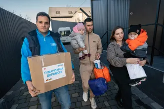 Der Nothilfe-Koordinator der Diakonie Katastrophenhilfe für die Ukraine, Mario Göb, bei der Verteilung von Hilfspaketen.