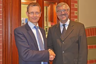 Übergabe: Christian Heine-Göttelmann (rechts) wünscht Frank Johanes Hensel viel Erfolg für den Vorsitz der Freien Wohlfahrtspflege NRW 2020 und 2021.