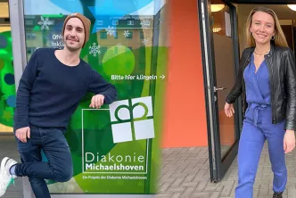 Dominik und Judith vor dem Eingang der Diakonie Michaelshoven, wo sie ein duales Studium machen.