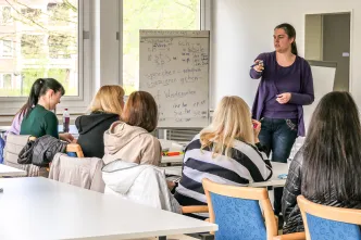 Volle Konzentration vor der "Klasse": Viktoria Opanasyk übt mit Ukrainer*innen die Kommunikation auf Deutsch. (Foto: Diakonie Gütersloh)