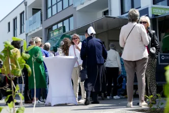 Gespräche von Personen vor dem neuen Frauenhaus
