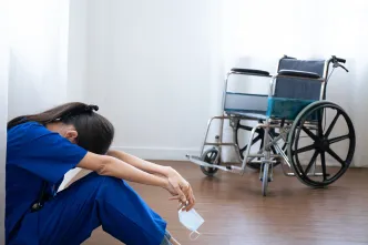 Ausgebrannt: In Altenheimen sind die Pflegekräfte mittlerweile über ihre Belastungsgrenze hinaus.