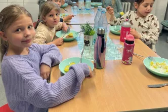 Gemeinsames Mittagessen für die OGS-Kinder der OGS-Kinder der Grundschule Am Dicken Stein.