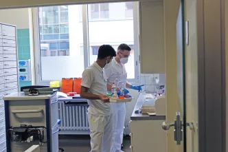 Zwei Pflegeschüler bereiten Infusionen für Patientinnen und Patienten vor.