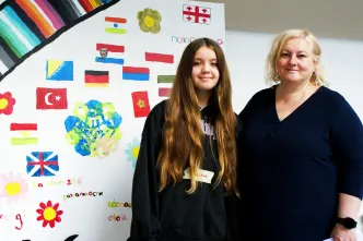 Respekt Coach Panagiota Balagka (re.) mit Schülerin Janina Pavlovic. 