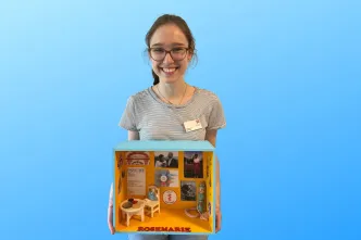 Franziska Kühnen hält die Erinnerungsbox hoch.
