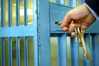 Gefängnistür wird aufgeschlossen