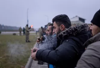 Geflüchtete stehen am Grenzzaun in Belarus