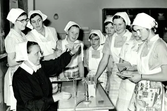 Diakonie Unterricht Chemie Nahrungsmittel um 1955.