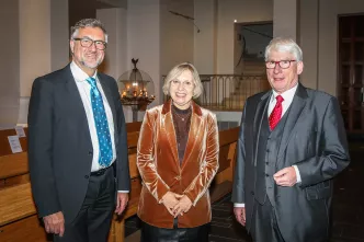 Staffelübergabe: Christian Heine-Göttelmann (links), theologischer Vorstand der Diakonie RWL mit der neuen juristischen Vorständin, Kirsten Schwenke und dem ehemaligen Vorstand, Thomas Oelkers. (Foto: Hans-Jürgen Bauer)
