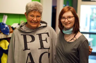 Helene Bammert steht Arm in Arm mit der Kita-Leiterin Ira Kersebaum.