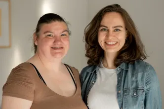 Eine Mitarbeiterin der IGL mit einer Klientin.