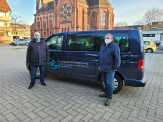 Impfhelfer des Kirchenkreises mit Fahrzeug in Essen (Foto: Michael Druen/Kirchenkreis Essen)