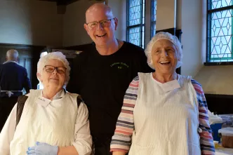 Koch Kai-Uwe Stachelhaus bei der Essensausgabe in der Vesperkirche Niederberg. 