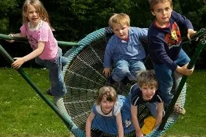 Kinder auf einer Schaukel