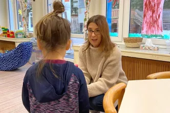 Alltagshelferin Nicole Polzin im Gespräch mit einem Kind