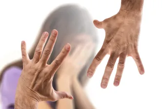 Männerhände und verzweifelte Frau im Hintergrund