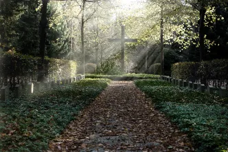 Ein Kreuz auf einem Friedhof.