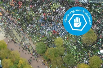 Menschenansammlung bei Sozialdemo