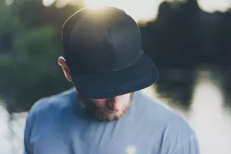 Mann mit Baseballkappe