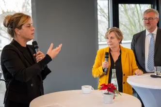 NRW-Wirtschaftsministerin Mona Neubaur mit den Vorständen der Diakonie RWL, Kirsten Schwenke und Christian Heine-Göttelmann.