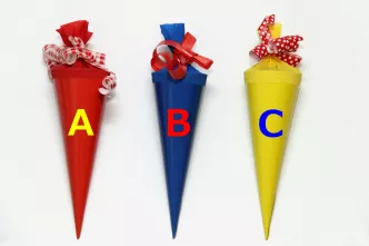 Drei ABC-Schultüten stehen für Bildung
