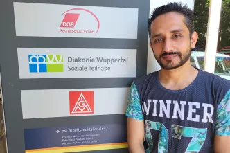 Auf der Suche nach Unterstützung: Parwais Sharifi hat sich verschuldet, um seine Familie bald aus dem Iran nach Deutschland bringen zu können. (Foto: Damaschke)