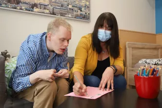 Diakonenschülerin und angehende Heilerziehungspflegerin Miriam Bröderhausen im Einsatz: Gemeinsam mit Patrick Böttcher, der ein Wittekindshofer Wohnangebot in Bünde an der Wehmstraße nutzt, malt und klebt die 34-Jährige. (Foto: Patzer/Wittekindshof)