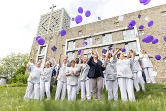 Der Pflege Aufwind geben: Pflegekräfte des Paulus-Quartiers der Adolphi-Stiftung lassen zum Tag der Pflege Luftballons mir Forderungen zur Verbesserung der Arbeitsbedingungen steigen. (Foto: Lars Heidrich/Diakonie Deutschland)
