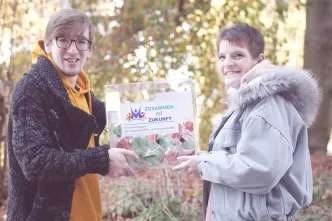 Die beiden Interviewer Philipp Fuchs und Zora Kiesow halten die Box hoch, in der die Fragen für die Gäste gesammelt werden.