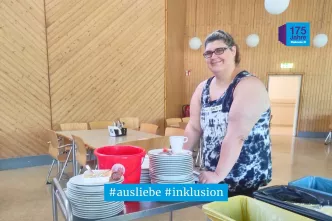 Sarah Röttger schiebt einen Wagen mit Geschirr durch die Recklinghäuser Werkstätten.