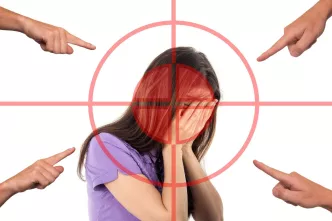 Scham - viele Finger zeigen auf eine Frau 