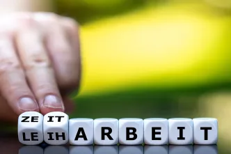 Würfel mit der Aufschrift Zeitarbeit