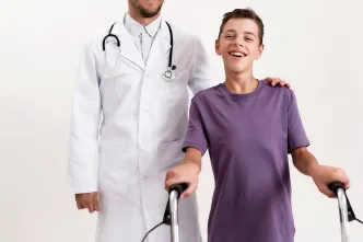 Arzt begleitet Jungen mit Handicap