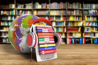 Globus mit Kopfhörer in einer Bibliothek