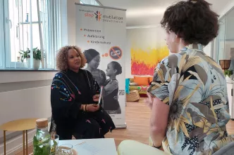 Beraterin Jawahir Cumar im Gespräch in der Beratungsstelle. 
