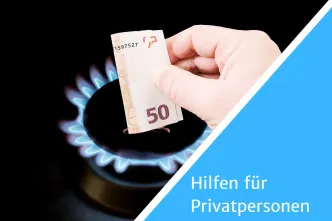 Hand hält Geldschein über Gasflamme