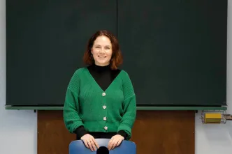 Schulsozialarbeiterin im Berufskolleg Michaelshoven, Ilona Keller, steht vor einer Tafel.