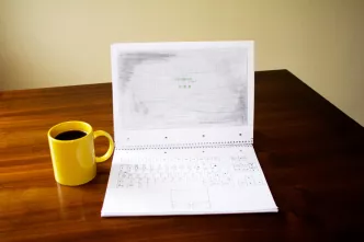 Symbolbild Homeoffice Laptop mit gelber Tasse