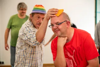 Bei den Improvisationsübungen stellten Uwe Eger (v.l.) und Dirk Dymarski ihre Spontanität unter Beweis.