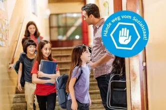 Schulkinder gehen in den Klassenraum.