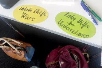 Auf Zetteln sind die Ziele der ambulanten Hospizdienste notiert.