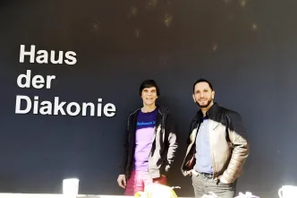 Yaseen Taha mit seiner Kollegin Melanie Franz (li.) vor dem Haus der Diakonie.