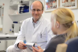 Professor Eckard Hamelmann mit einer Patientin