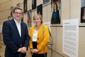 SPD-Abgeordneter Josef Neumann und Diakonie RWL-Vorständin Kirsten Schwenke eröffnen die Ausstellung "On Motherhood" im NRW Landtag.