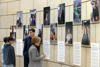 Besucher*innen schauen sich die Ausstellung "On Motherhood" im NRW-Landtag an.