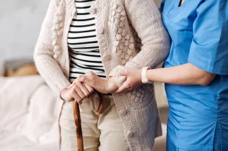 Pflegefachkraft mit Seniorin
